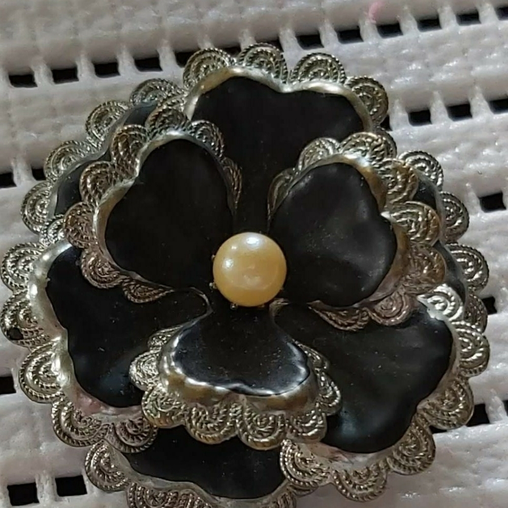 RARE ANTIQUE BLACK AND SILVER BROOCH WITH PEARL.